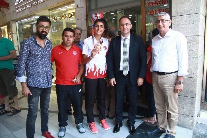 Milli Sporcu, Rusya’da Ödül Olarak Aldığı Doları Bozdurdu G2