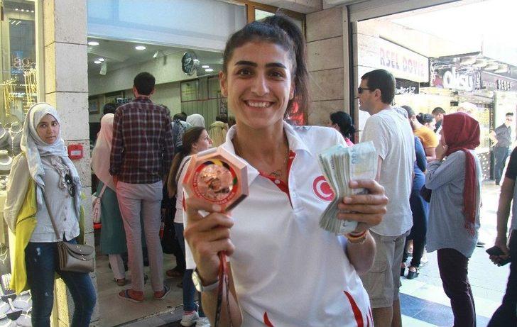 Milli Sporcu, Rusya’da Ödül Olarak Aldığı Doları Bozdurdu G3