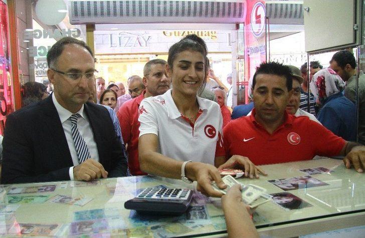 Milli Sporcu, Rusya’da Ödül Olarak Aldığı Doları Bozdurdu G4