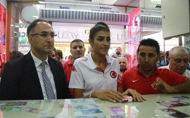 Milli Sporcu, Rusya’da Ödül Olarak Aldığı Doları Bozdurdu G5