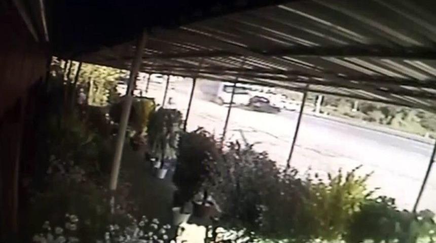 Kamyon&rsquo;un Otomobile &Ccedil;arpma Anı G&uuml;venlik Kamerasına Yansıdı