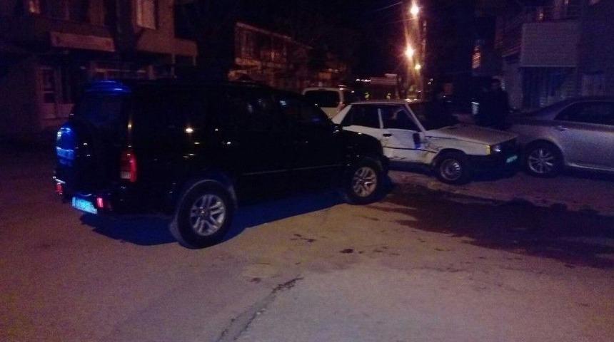 Hafif Ticari Ara&ccedil;la Otomobil &Ccedil;arpıştı: 2 Yaralı