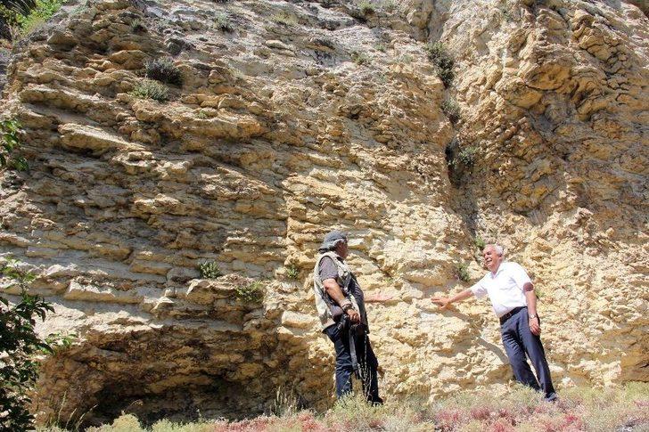 (özel) Okuldan Mezun Olanlar, 100 Yıldır Mezuniyetlerini Bu Kayaya Yazıyor G2