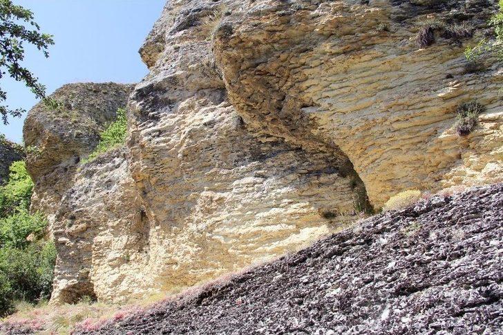 (özel) Okuldan Mezun Olanlar, 100 Yıldır Mezuniyetlerini Bu Kayaya Yazıyor G3