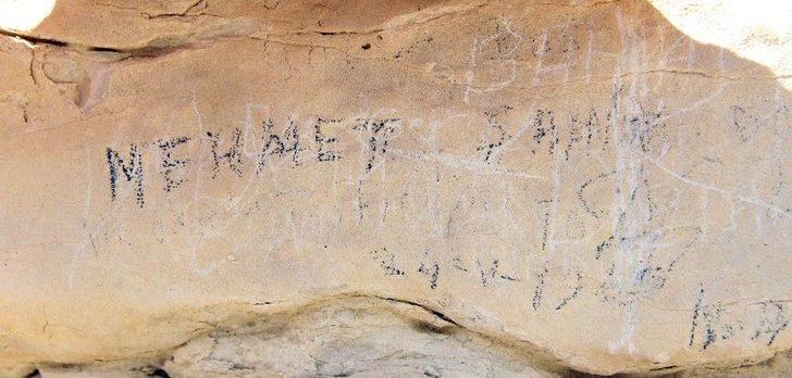 (özel) Okuldan Mezun Olanlar, 100 Yıldır Mezuniyetlerini Bu Kayaya Yazıyor G4