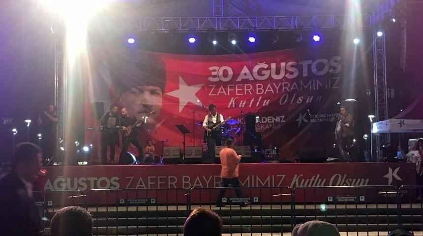 Küçükçekmece’de Ayna Şarkılarıyla Zafer Bayramı Coşkusu