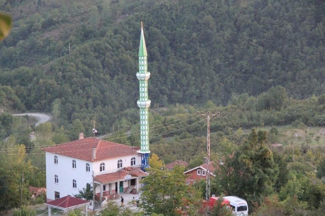 (&ouml;zel) Gurbet&ccedil;i Vatandaş, K&ouml;y&uuml;ndeki İki Camiye Minare Yaptırdı