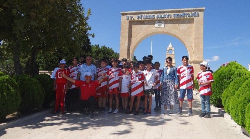 Mersinli &Ccedil;ocuklar &Ccedil;anakkale Şehitliği&rsquo;ni Gezdi