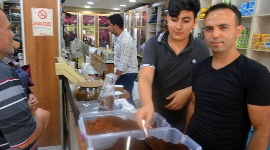 Esnaf, Dolar Bozdurana T&uuml;rk Kahvesi Dağıtıyor