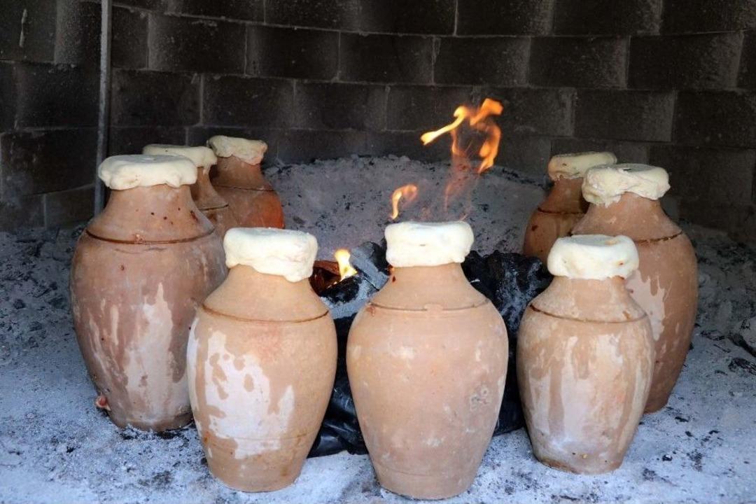 Dev Testi Ocağının İ&ccedil;erisinde 60 Testi Kebabı Pişiriliyor