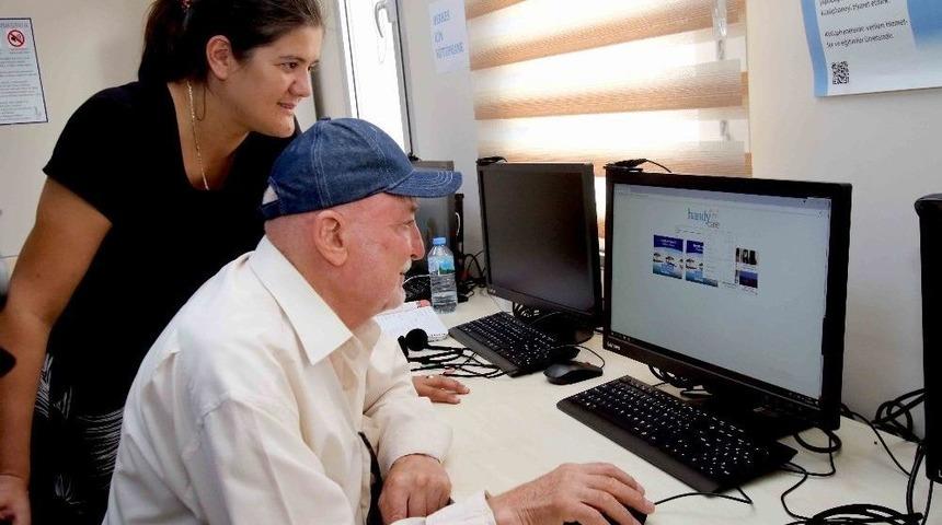 80 Yaşında K&uuml;t&uuml;phaneye Girdi, Bilgisayar &Ouml;ğrendi