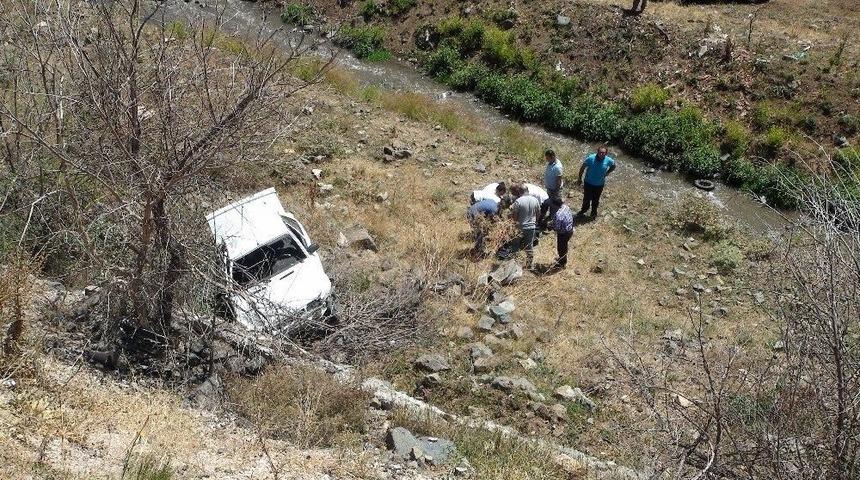 Otomobil 20 Metre Yükseklikten Dere Yatağına Uçtu: 3 Yaralı