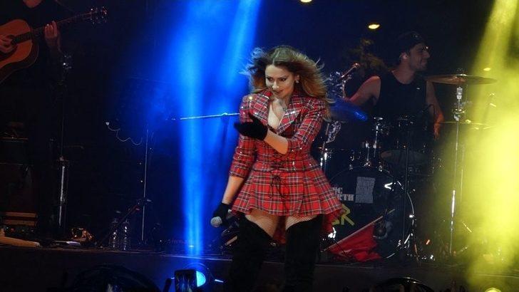 Hadise Zafer Bayramı’ında Mersinlileri Coşturdu G2