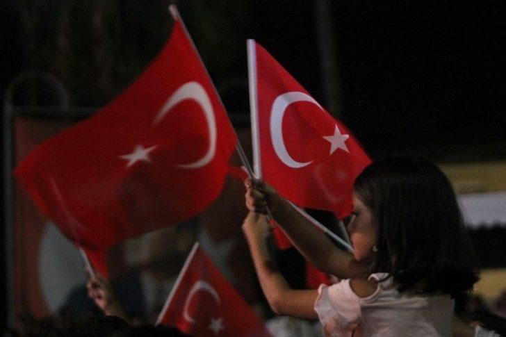 Hadise Zafer Bayramı’ında Mersinlileri Coşturdu G4