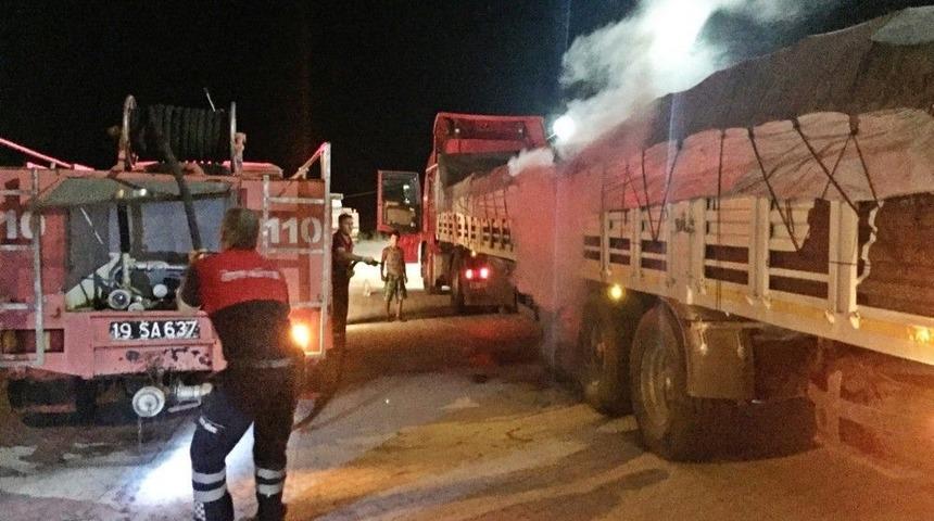 Kitap Yüklü Tır’ın Lastikleri Yandı