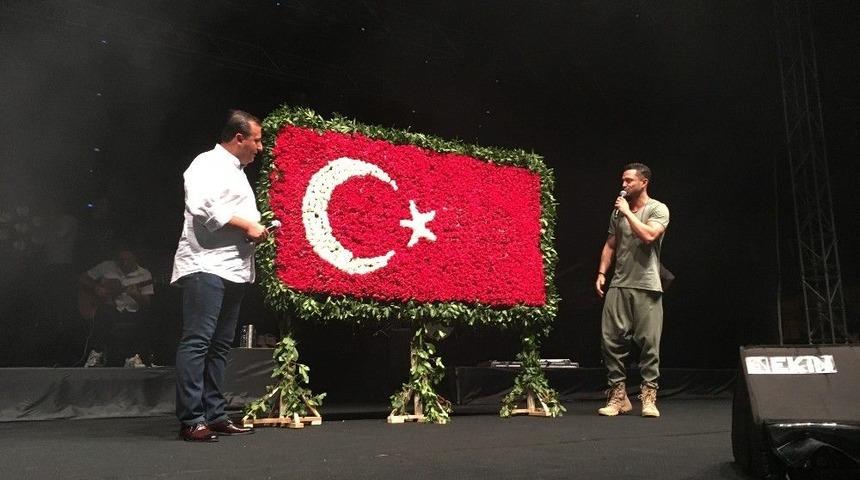 Menderes Zafer Bayramı’nı Murat Boz’la Kutladı