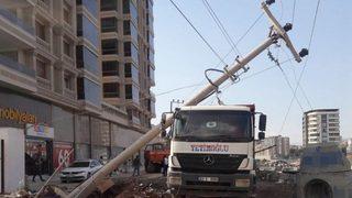 Karaköprü’de İş Makinesi 4 Elektrik Direğini Devirdi