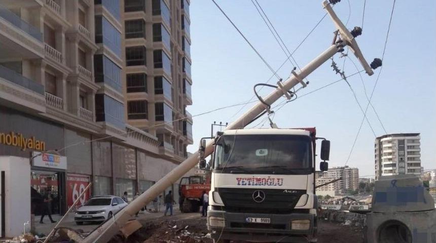Karaköprü’de İş Makinesi 4 Elektrik Direğini Devirdi