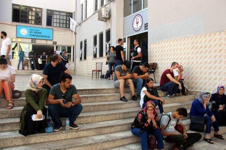 Aynı İsimli Yanlış İlçedeki Okula Giden Öğrenciler Sinir Krizi Geçirdi G3