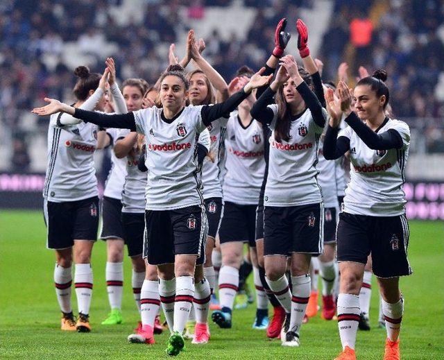 Beşiktaş Kadın Futbol Takımı’na Sevgi Seli