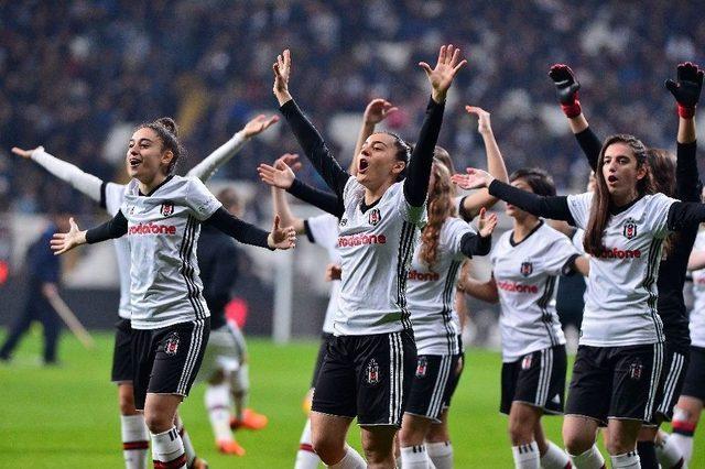 Beşiktaş Kadın Futbol Takımı’na Sevgi Seli