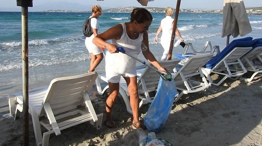 Ilıca Plajı Farkındalık Oluşturmak İ&ccedil;in Temizlendi