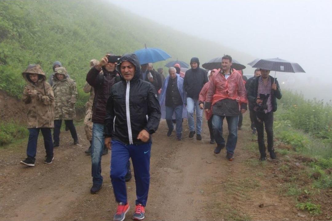 D&uuml;nyanın En Tehlikeli Yolunda Sis Ve Yağmura Rağmen Y&uuml;r&uuml;d&uuml;ler