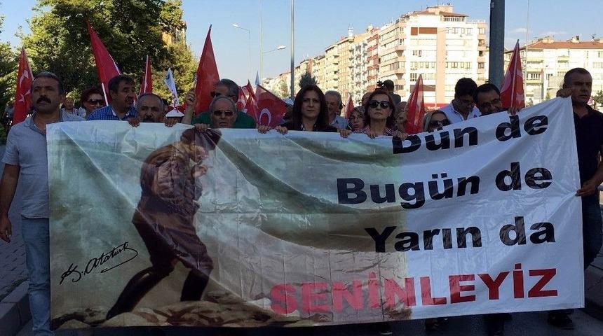 Chp Zafer Bayramı Y&uuml;r&uuml;y&uuml;ş&uuml; Yaptı