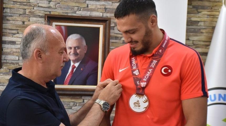 Avrupa 3.s&uuml;ne Başkan Bah&ccedil;avan&rsquo;dan Altın