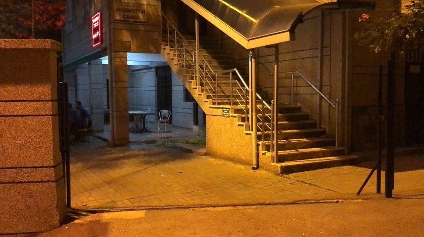 Cami Avlusunda Bı&ccedil;aklı Kavga: 1 Yaralı