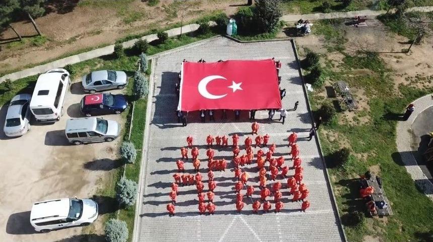 Kocaeli&rsquo;de Bir Araya Gelen Belediye Temizlik İş&ccedil;ileri Bedenleri İle "afrin" Yazdılar