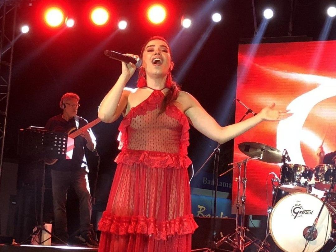 Burcu G&uuml;neş Sevilen Şarkılarını Hayranlarıyla Birlikte Seslendirdi