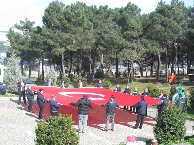 Kocaeli’de Bir Araya Gelen Belediye Temizlik İşçileri Bedenleri İle 