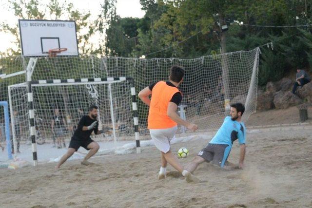 Plaj Futbolu Turnuvaları Renkli Görüntülere Sahne Oluyor