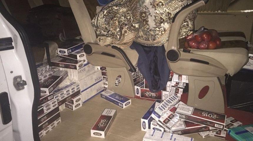 İki Otomobilden 9 Bin 400 Paket Ka&ccedil;ak Sigara &Ccedil;ıktı