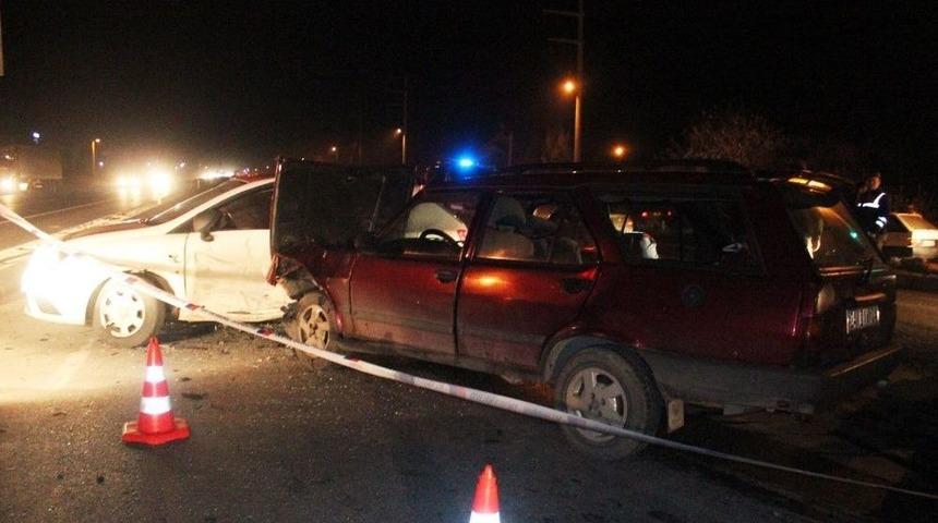 Sakarya&rsquo;da İki Otomobil &Ccedil;arpıştı: 4 Yaralı