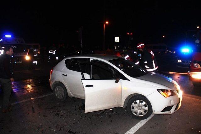 Sakarya’da İki Otomobil Çarpıştı: 4 Yaralı