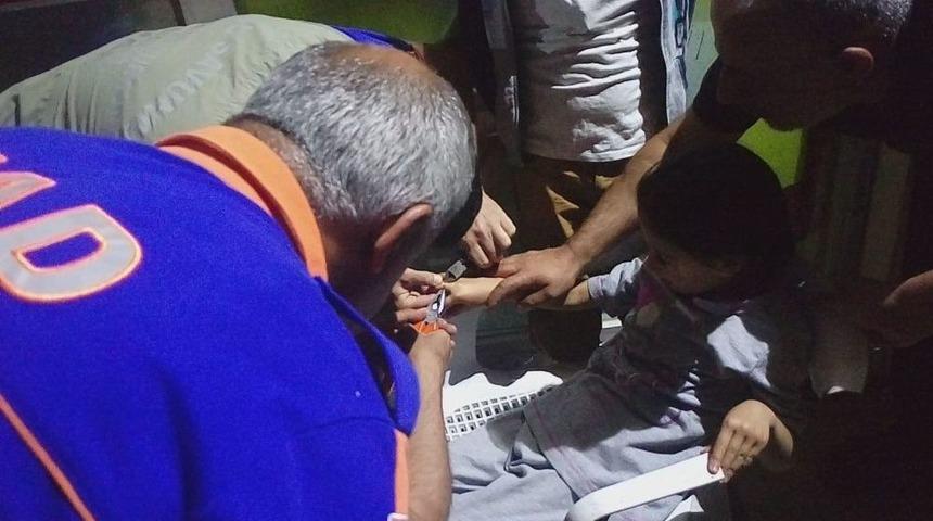 Parmaklarında Y&uuml;z&uuml;k Sıkışan &Ccedil;ocukların İmdadına Afad Yetişti