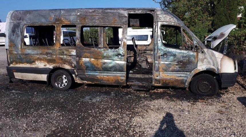 Turist Taşıyan Minibüs Yangında Küle Döndü