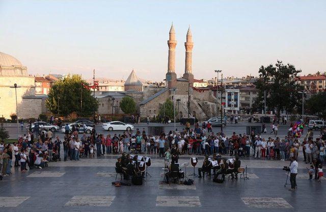 Minik Şef Askeri Bandoyu Yönetti