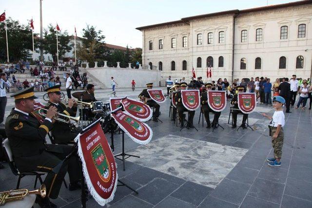 Minik Şef Askeri Bandoyu Yönetti