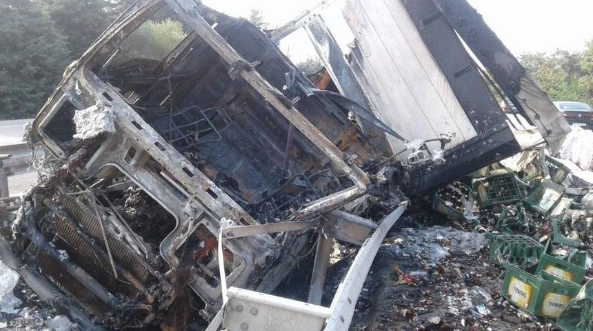 Devrilen Bira Y&uuml;kl&uuml; Tır Yandı