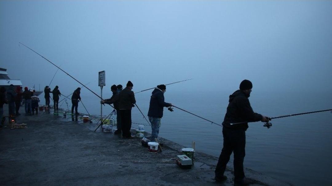 İstanbul Boğazı&rsquo;ndaki K&ouml;pr&uuml;ler Sis Nedeniyle Adeta Kayboldu