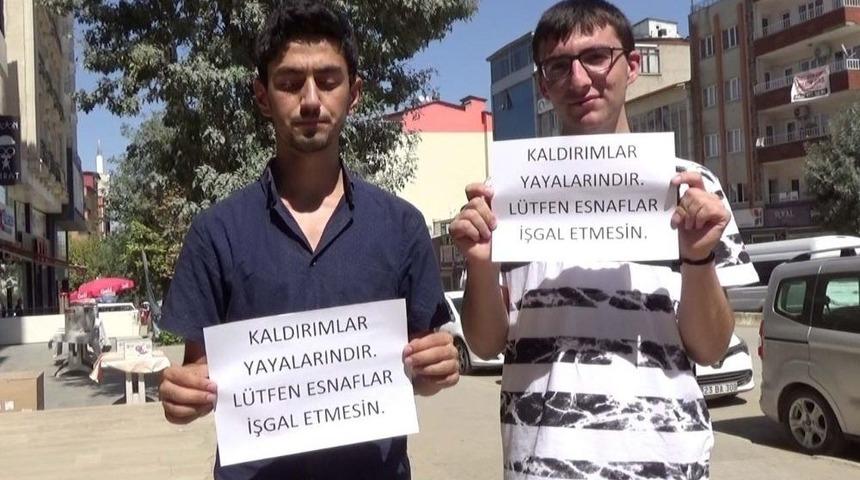(&ouml;zel) Liseli &Ouml;ğrencilerden Kaldırım İşgaline Afişli Tepki