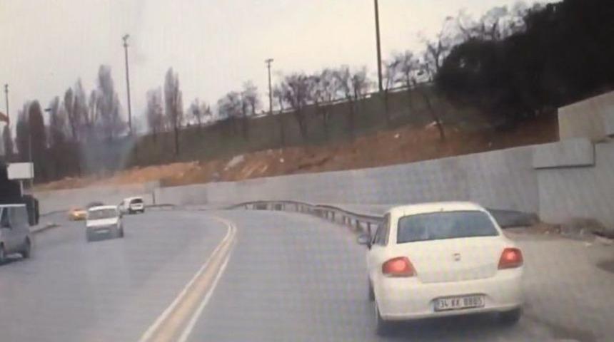 (&ouml;zel Haber) İkitelli&rsquo;de Otomobil Bariyerlere Girdi