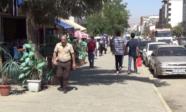 (özel) Liseli Öğrencilerden Kaldırım İşgaline Afişli Tepki