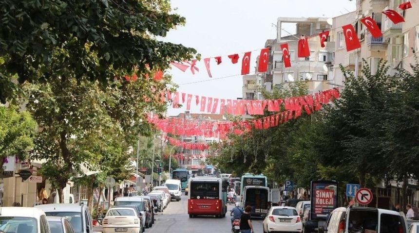 Manisa Bayraklarla Donatıldı