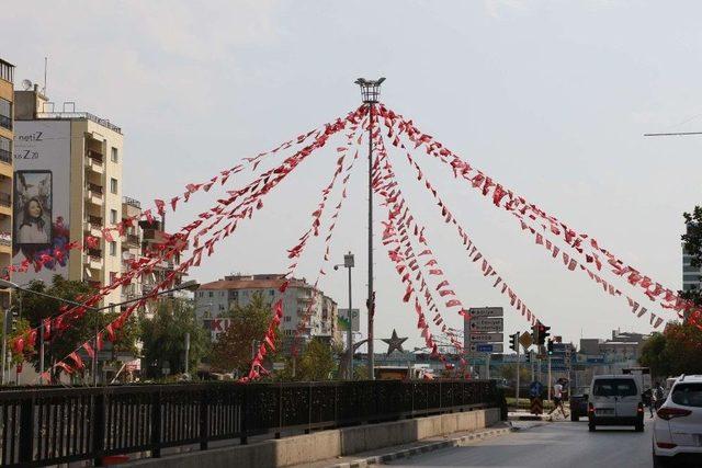 Manisa Bayraklarla Donatıldı