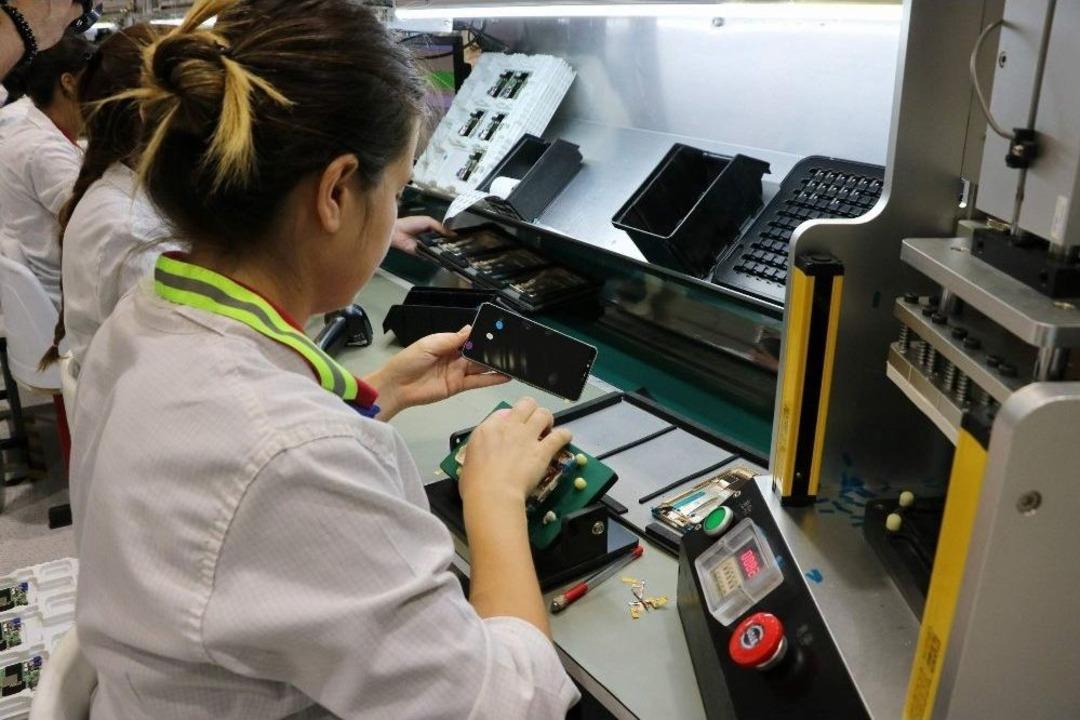 Ak Parti Heyeti Yerli &Uuml;retim Cep Telefonlarını Fabrikasında İnceledi