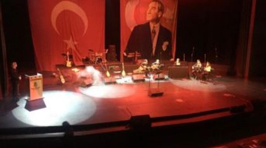 Meslektaşlarından Şehit &Ouml;ğretmenlerin Anısına Konser